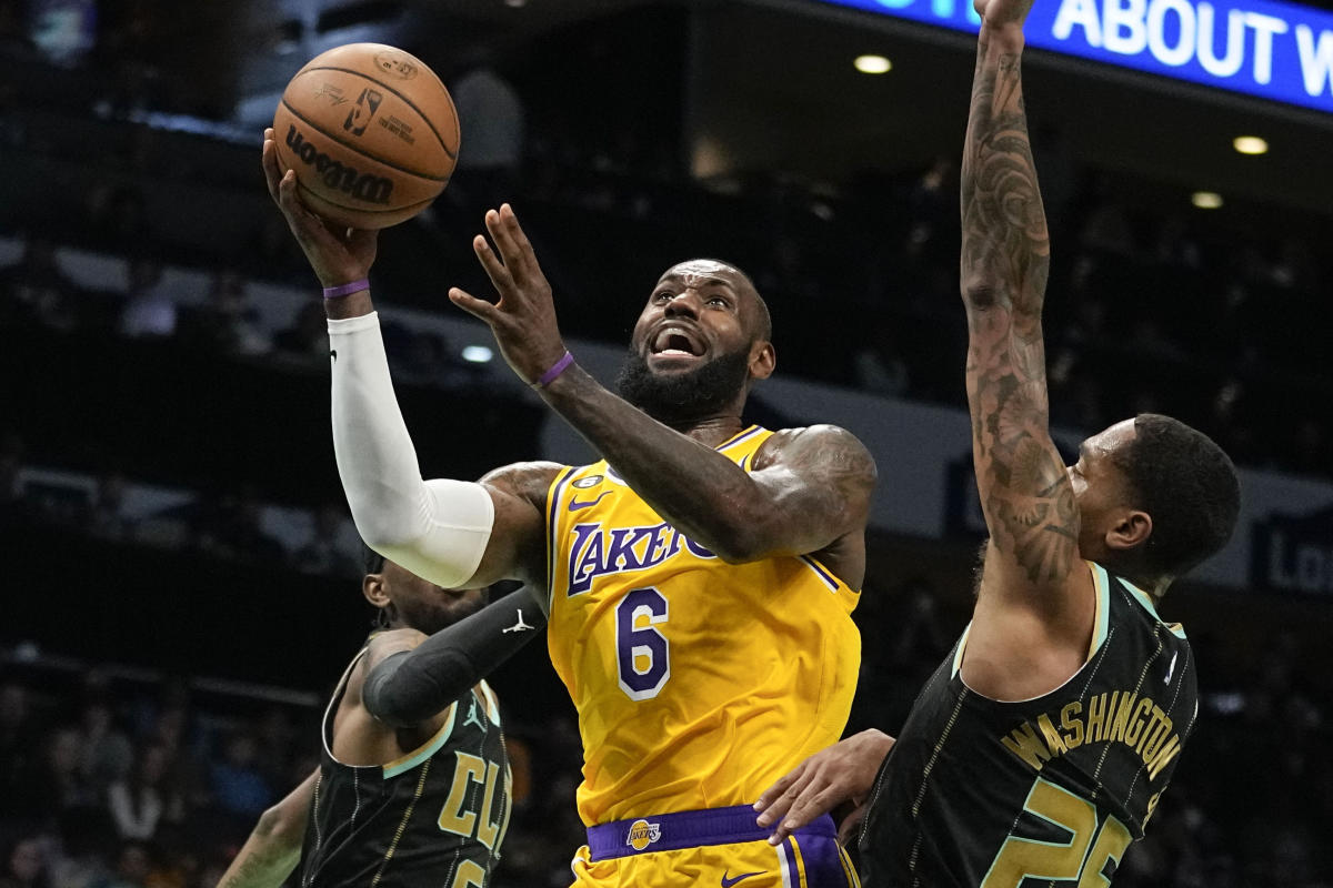 Las dos caras de LeBron James: el hombre récord en unos Lakers sin  jerarquía, NBA hoy