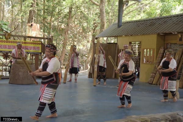 南投縣原住民族部落大學開學典禮，由族人帶來氣勢磅礡的八部合音歌舞表演展開。(記者蔡榮宗攝)