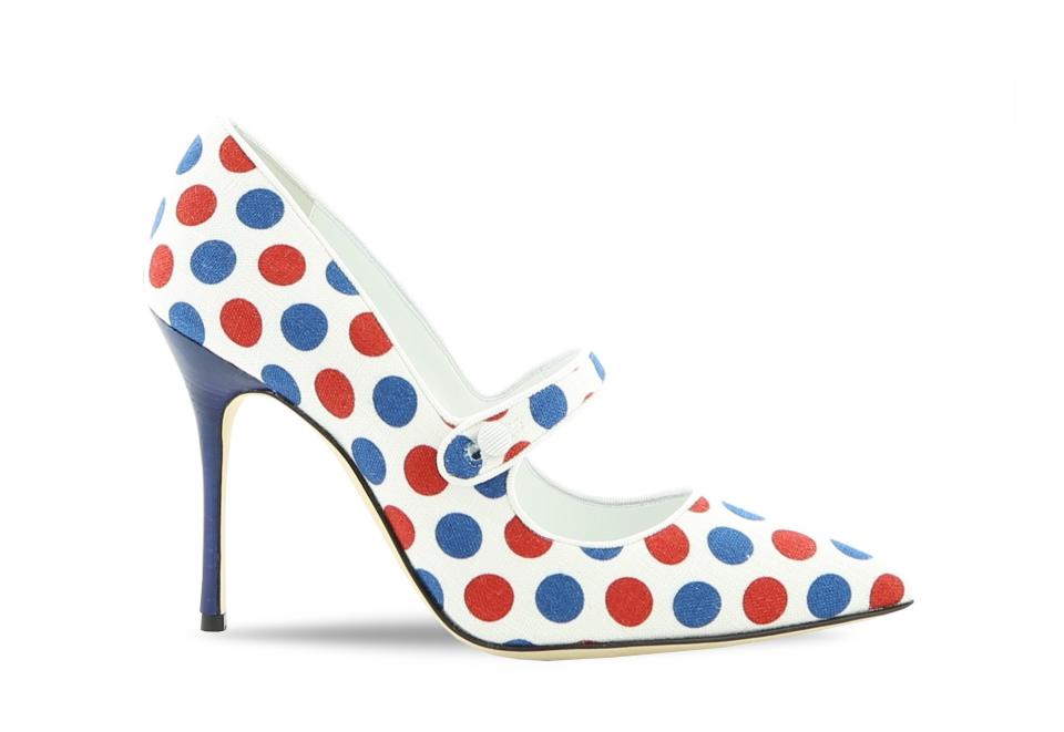 ▲Camparinew 藍紅圓點高跟鞋 NT$32,800。（圖／MANOLO BLAHNIK）