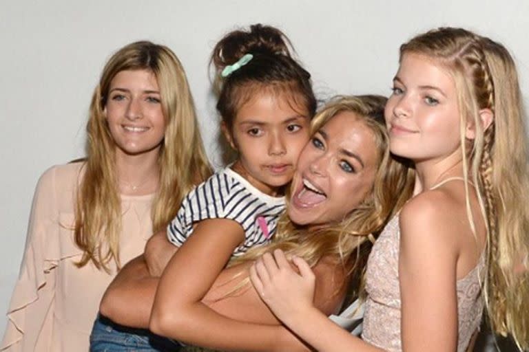 Denise Richards junto a sus tres hijas, las dos adolescentes que tuvo con Sheen, y Eloise, la niña que adoptó cuando estaba soltera