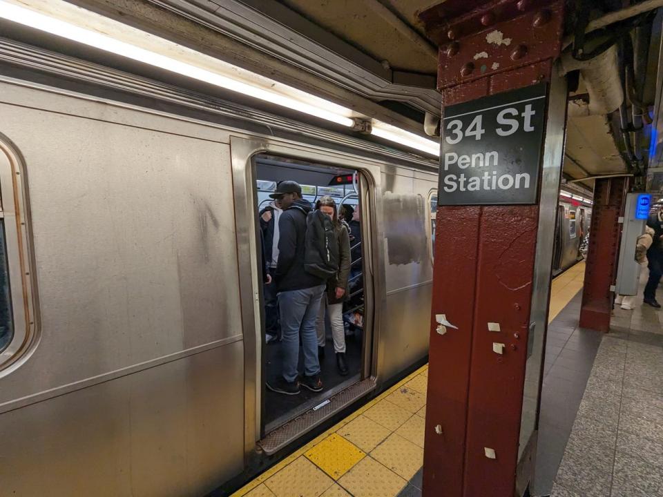 紐約地鐵近來連出惡意傷害案件。一名64歲南亞裔老者日前在曼哈頓34街地鐵站內被人無故踢下月台。(記者許君達╱攝影)