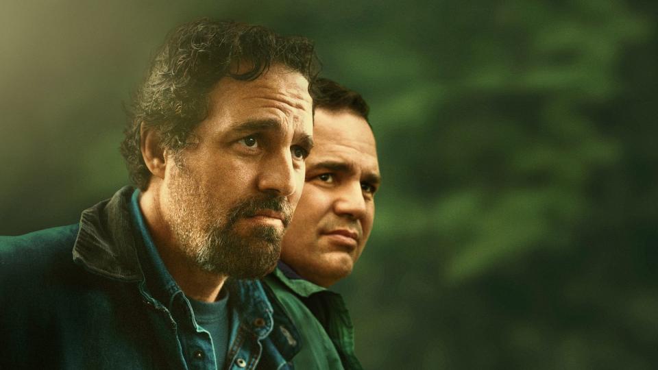 Dominick (links) und Thomas Birdsey (beide Mark Ruffalo) sind zwar eineiige Zwillinge, könnten unterschiedlicher aber nicht sein. Trotzdem tut Dominick alles dafür, um seinem Bruder, der an paranoider Schizophrenie leidet, in der HBO-Serie "I Know This Much Is True" ein möglichst angenehmes Leben zu schaffen. Dabei hat Dominick selbst mit einigen Problemen zu kämpfen. (Bild: © Sky / Home Box Office Inc.)