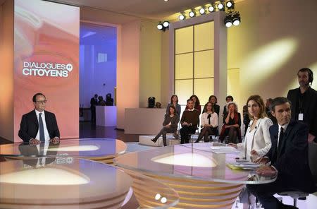 French President Francois Hollande (L) is seen before appearing on France 2 television prime time live programme "Dialogues Citoyens" (Citizen's Dialogue) for an interview at the Musee de l'Homme in Paris, France, April 14, 2016. REUTERS/Stephane de Sakutin/Pool