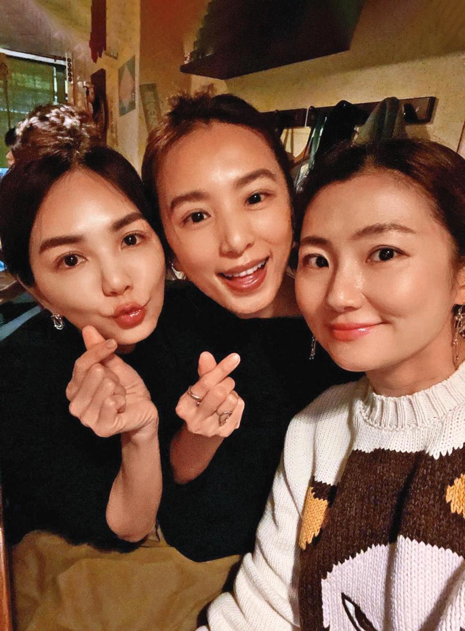 Selina（右）約會小鮮肉，Hebe（中）與Ella（左）都持觀望態度。（翻攝自Selina IG）