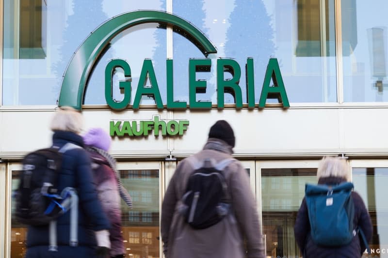 View of the entrance to the Karstadt Kaufhof department store gallery. Executives from struggling German department store chain Galeria Karstadt Kaufhof (GKK) are reportedly in talks with US cosmetics group Coty and other investors about a possible takeover of the chain's stores. Jörg Carstensen/dpa