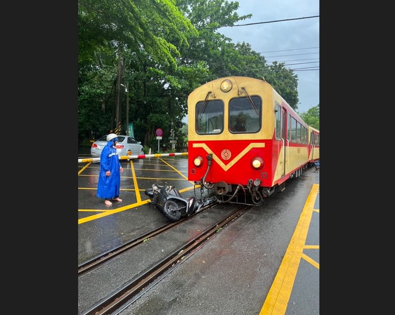 阿里山林鐵列車13日上午行經嘉義縣竹崎鄉56號平交道時，一名8旬男子騎機車闖平交道，撞上遮斷桿後翻倒在鐵軌上，列車緊急煞停，幸無人受傷。（圖／阿里山林業鐵路及文化資產管理處提供）