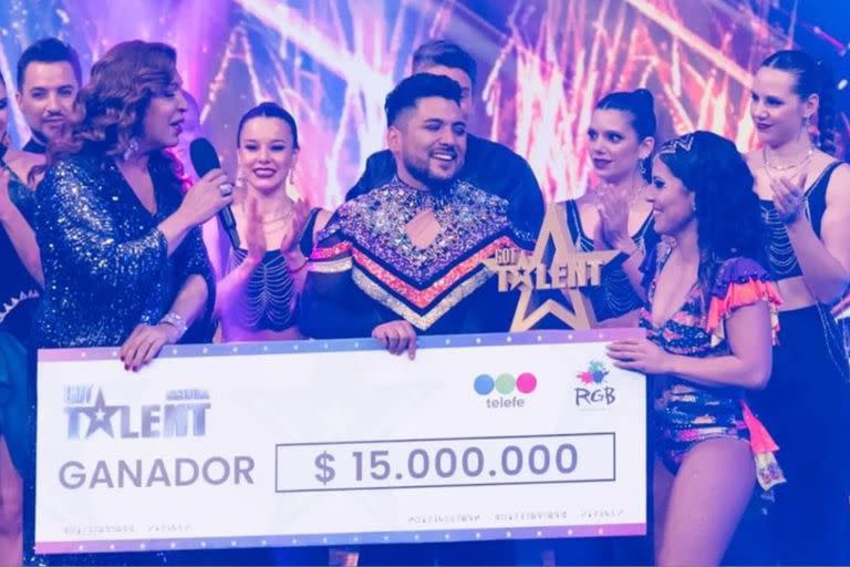 Los ganadores levantaron el cheque por $15.000.000 (Foto: Instagram/@lizytagliani)