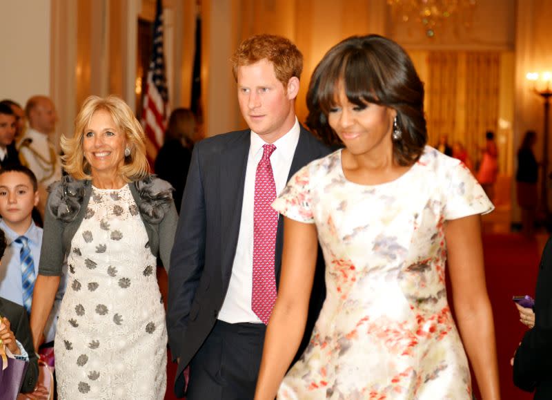 La doctora Jill Biden, el príncipe Harry y Michelle Obama en un evento con familias de militares en la Casa Blanca durante la gira real de 2013. (WPA Pool)