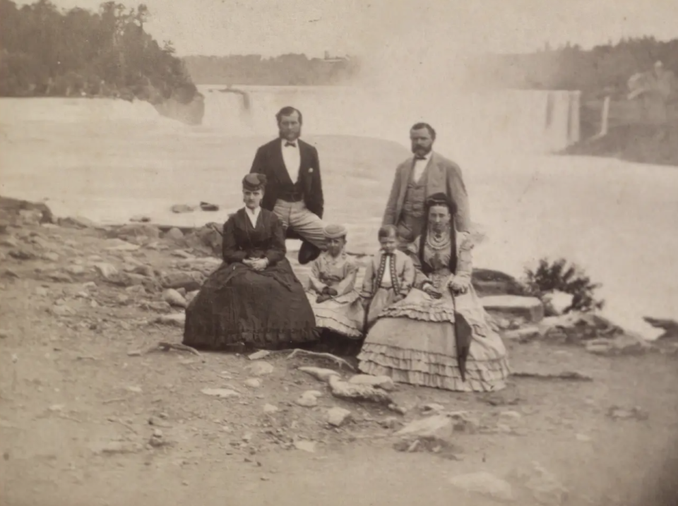 Schon 1870 posierten Touristen vor den Niagarafällen. - Copyright: Sepia Times/Universal Images Group via Getty Images