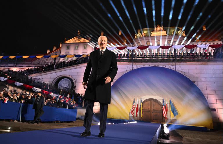 TOPSHOT - US President Joe Biden arrives to deliver a speech at the Royal Warsaw Castle Gardens in Warsaw on February 21, 2023. (Photo by Mandel NGAN / AFP)