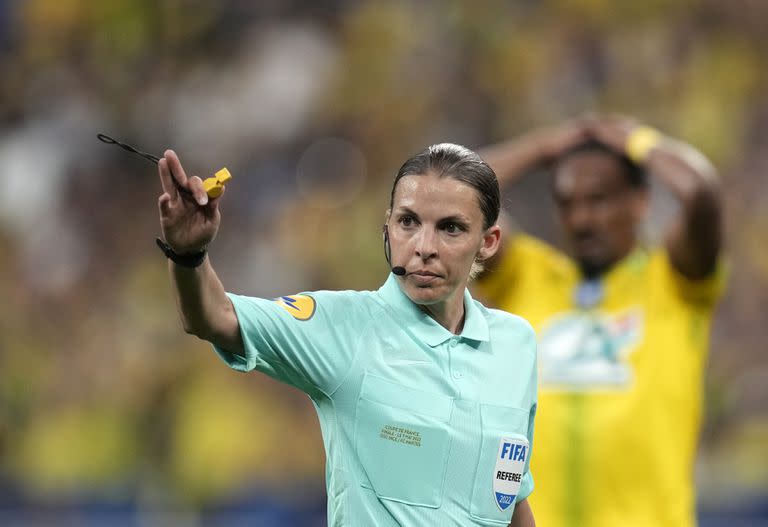 La árbitro Stephanie Frappart da instrucciones durante la final de la Copa de Francia entre Niza y Nantes, el 7 de mayo de 2022. (AP Foto/Christophe Ena)