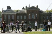 Media gather outside Kensington Palace, the home of Britain's Prince William and his wife Catherine, Duchess of Cambridge, in London September 8, 2014. REUTERS/Luke MacGregor