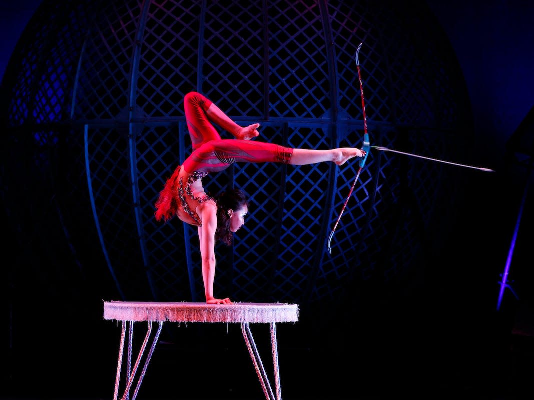 Cirque Beserk acrobat bow and arrow