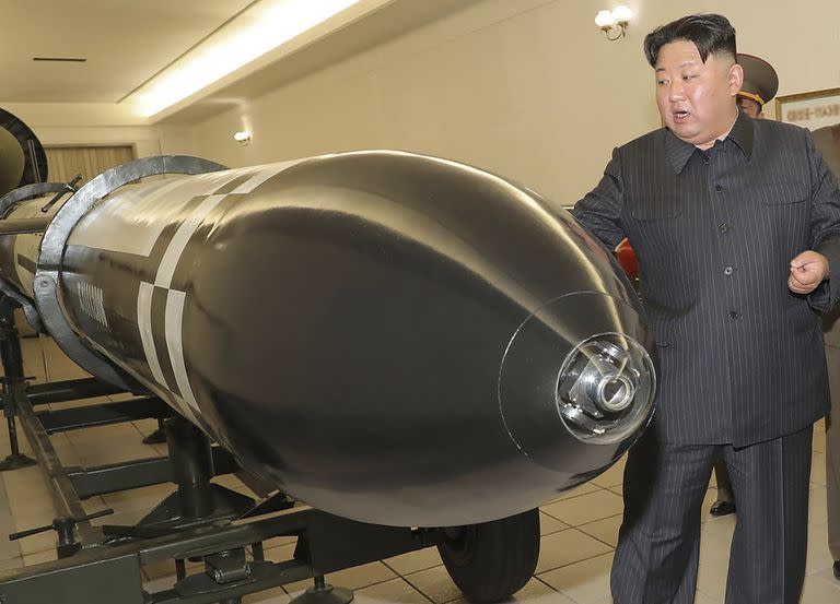 En esta foto facilitada el martes 28 de marzo de 2023 por el gobierno de Corea del Norte, el líder norcoreano Kim Jong Un visita una sala en la que se exhiben lo que parecen ser varios tipos de cabezas nucleares.