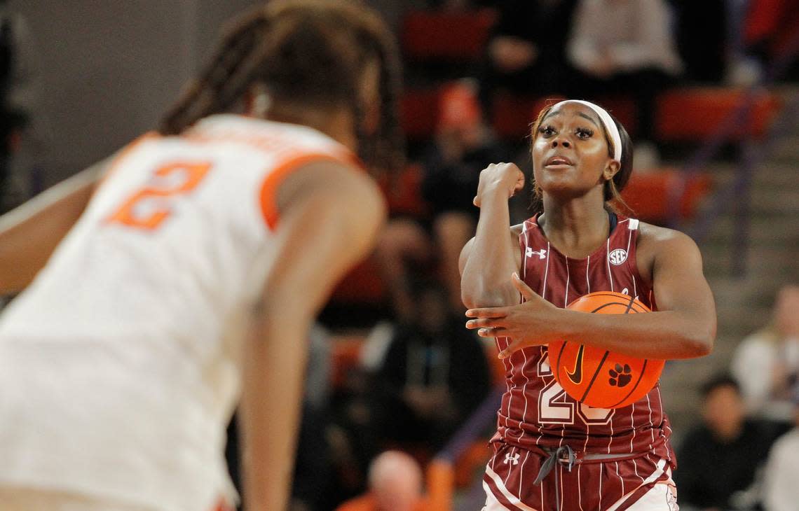 South Carolina guard Raven Johnson (25) calls out a play to the team against Clemson during first-half action in Clemson, S.C. on Thursday, Nov. 17, 2022. (Travis Bell/SIDELINE CAROLINA)