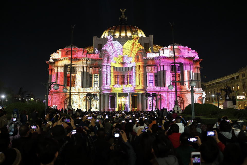 <p>MEX01. CIUDAD DE MÉXICO (MÉXICO), 16/11/2017.- Cientos de personas observan una proyección monumental en Palacio de Bellas Artes durante el Festival Internacional de Las Luces (FILUX) que inicia hoy, jueves 16 de noviembre de 2017, donde a través de un recorrido de 4 noches miles de personas podrán observar creaciones realizadas con luz, proyecciones monumentales, esculturas de luz, iluminación arquitectónica, entre otras obras, en Ciudad de México (México). EFE/José Méndez </p>