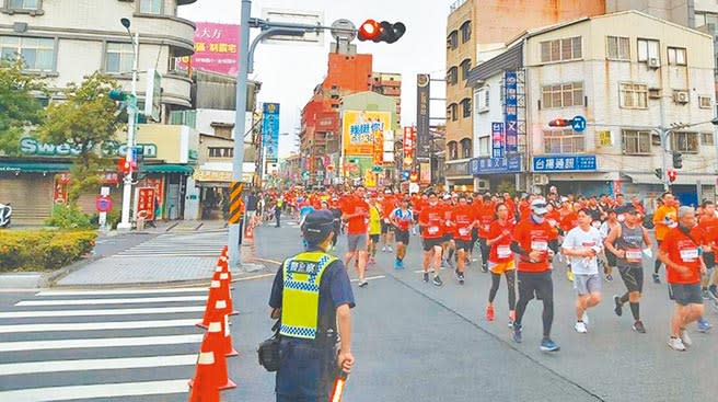 台南市過重、肥胖人口比例6都之冠，民代籲請市府帶頭推動運動風氣。圖為古都馬拉松比賽。（本報資料照片）