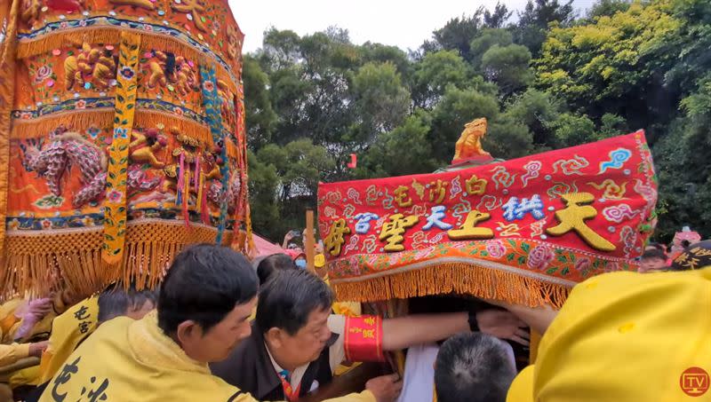 媽祖婆改搭8抬華麗大轎，繼續回宮路程。（圖／翻攝自白沙屯媽祖網路電視台）