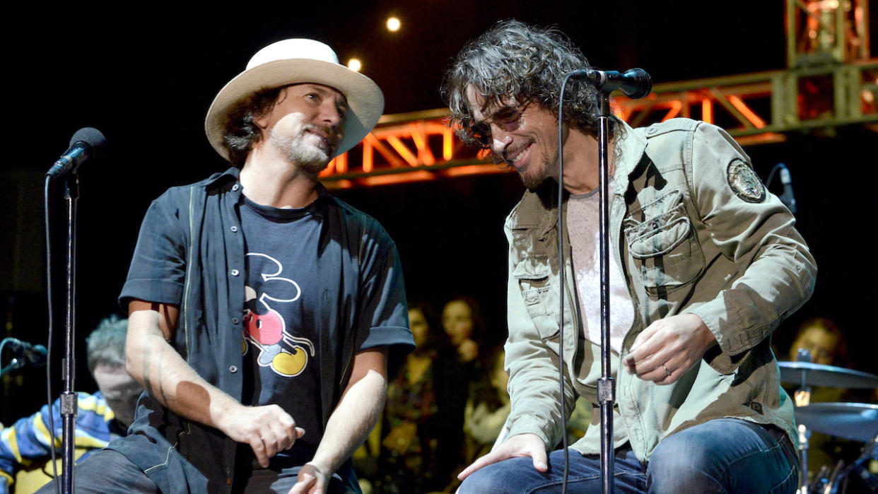  Eddie Vedder and Chris Cornell in 2014n. 