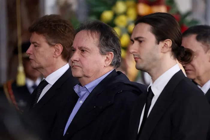 Milko Skofic, hijo de Gina Lollobrigida, en el funeral de su madre con su hijo y Javier Rigau