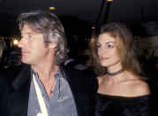 La compagne la plus célèbre de Richard Gere ? Sans aucun doute Cindy Crawford, mannequin star des années 90. Les deux personnalités se sont rencontrées en 1988 et se sont affichées ensemble pour la première fois deux ans plus tard, lors de la cérémonie des Oscars. Le couple se marie un an plus tard à Las Vegas et doit faire face aux accusations de la presse people : selon les tabloïds, leur couple est factice ! Richard Gere et Cindy Crawford dépensent alors 30 000 dollars pour une pub dans un journal britannique, dans laquelle ils proclament qu'ils sont bien ensemble. En 1994, ils se séparent. Plus tard, on apprendra que la cause de ce divorce était la différence d'âge. Chez Oprah Winfrey, la jeune femme déclarera : <em>"À 22 ans, j'étais une jeune femme qui se cherchait encore… Et Richard avait déjà 37 ans. D'une certaine manière, il savait que j'étais toujours en train de grandir, mais je n'acceptais pas qu'il me le dise car, à 22 ans, on croit qu'on sait tout et qu'on a déjà tout vu et tout fait. C'est difficile de changer quand on est en couple car l'autre personne ne reconnaît plus celle qu'il a épousée"</em>. De son côté, l'acteur expliquera : <em>"J'ai épousé Cindy parce que je ne voulais pas la perdre. Mais nous n'avons pas eu un mariage parfait, les choses ne se sont pas passées comme nous l'aurions voulu. Se marier, c'est regarder ensemble dans la même direction. À cette époque, je n'étais même pas capable de m'adapter pour faire en sorte de m'occuper de mon propre enfant"</em>.