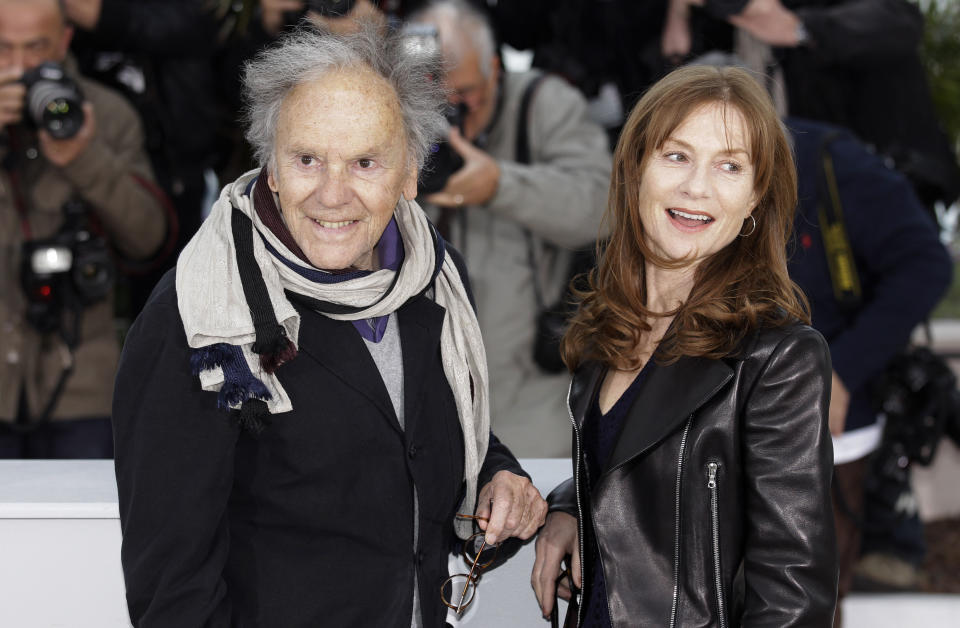 ARCHIVO - Los actores Jean-Louis Trintignant, izquierda, e Isabelle Huppert posan con motivo del estreno de "Amour" en el Festival de Cine de Cannes, el 20 de mayo de 2012 en Cannes, Francia. Trintignant, un ídolo del cine francés, falleció. Tenía 91 años. (Foto AP/Joel Ryan, archivo)