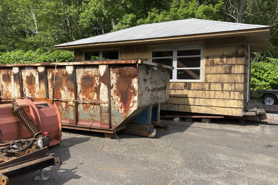 El antiguo estudio del dramaturgo estadounidense Arthur Miller en el sitio donde ha estado temporalmente los últimos cinco años detrás del ayuntamiento de Roxbury en un terreno usado por el departamento de obras públicas en Roxbury, Connecticut, el miércoles de 21 de junio de 2023. El estudio de Miller, originalmente construido en su antigua casa de Roxbury, es donde escribió y revisó varias obras de teatro, su autobiografía "Timebends" y guiones para las películas "The Misfits" y "The Crucible". La junta de Arthur Miller Writing Studio, junto con la hija de Miller, Rebecca Miller, esperan recaudar 1 millón de dólares para restaurar la modesta estructura del estudio, reubicarla en una biblioteca local cercana y crear programación que inspire a otros escritores. (Foto AP/Susan Haigh)