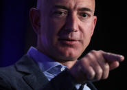 <p>Amazon-Gründer Jeff Bezos schafft es auf den zweiten Platz. Nach der Schätzung von „Forbes“ kann der 53-Jährige 81,5 Milliarden US-Dollar sein Eigen nennen. </p>