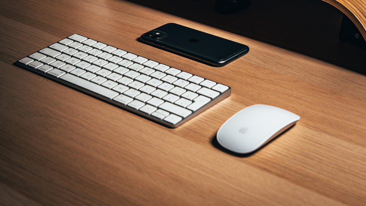  Apple Magic Mouse and Keyboard. 