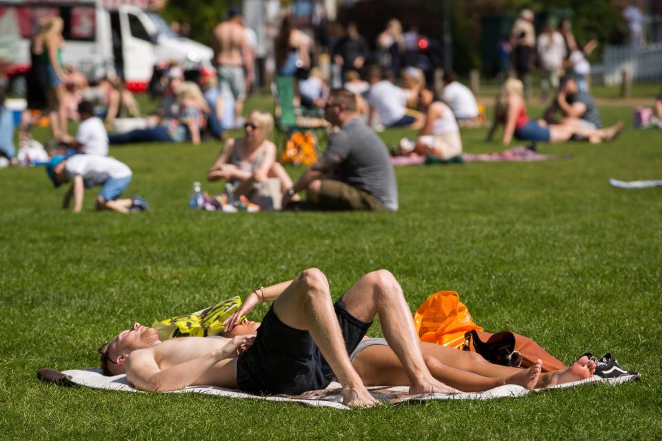 Sunbathers by the river in Stratford-upon-Avon (PA)