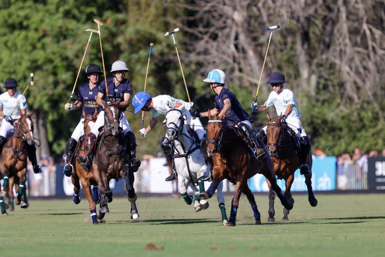 Guillermo Caset, rodeado por David Stirling, Juan Martín Nero y Poroto Cambiaso en la final de Hurlingha, que La Dolfina ganó por 18-13; Sapo es un ladero de Hilario Ulloa desde la Copa Los Potrillos, que ganaron hace más de 20 años.