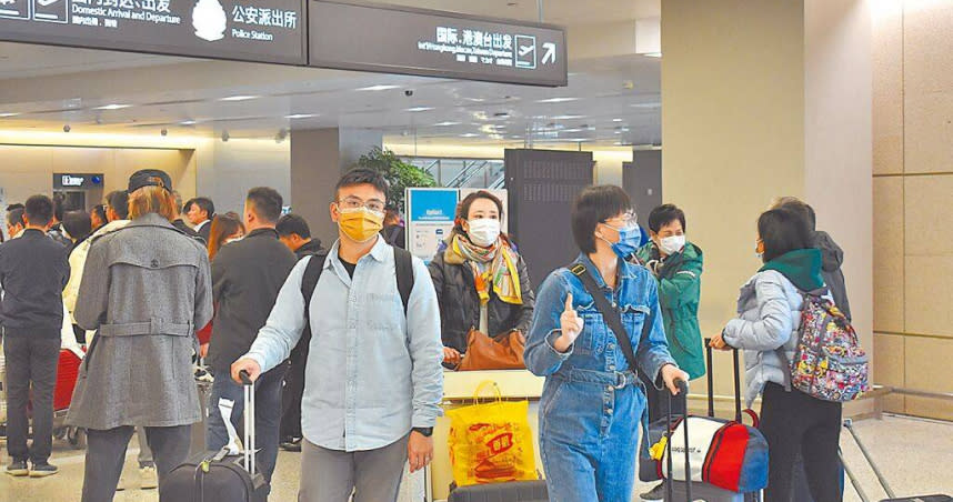 4日的上海虹橋機場第一航站樓的國際、港澳台到達處，許多旅客戴上口罩。（陳冠宇攝）