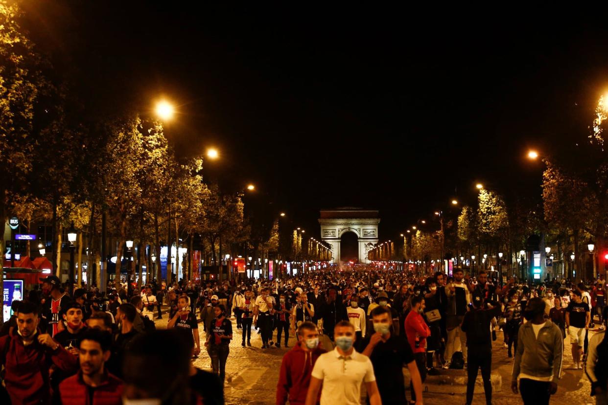 Les Champs-Élysées ce dimanche soir après le match PSG-Bayern. - Sameer Al-DOUMY