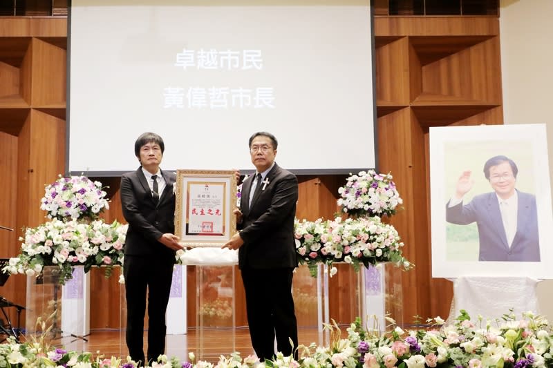 黃昭凱安息追思禮拜  黃偉哲頒贈卓越市民 前國大代表黃昭凱6月1日辭世，享壽82歲，15日上午 舉行安息追思禮拜，台南市長黃偉哲（右）頒發卓越 市民獎狀，各界代表到場參與，場面隆重莊嚴。 （台南市政府提供） 中央社記者楊思瑞台南傳真  113年6月15日 