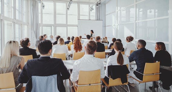 Die Wirtschaftshochschulen bemühen sich, ihren Studenten KI-Kenntnisse zu vermitteln. - Copyright: gremlin/Getty Images