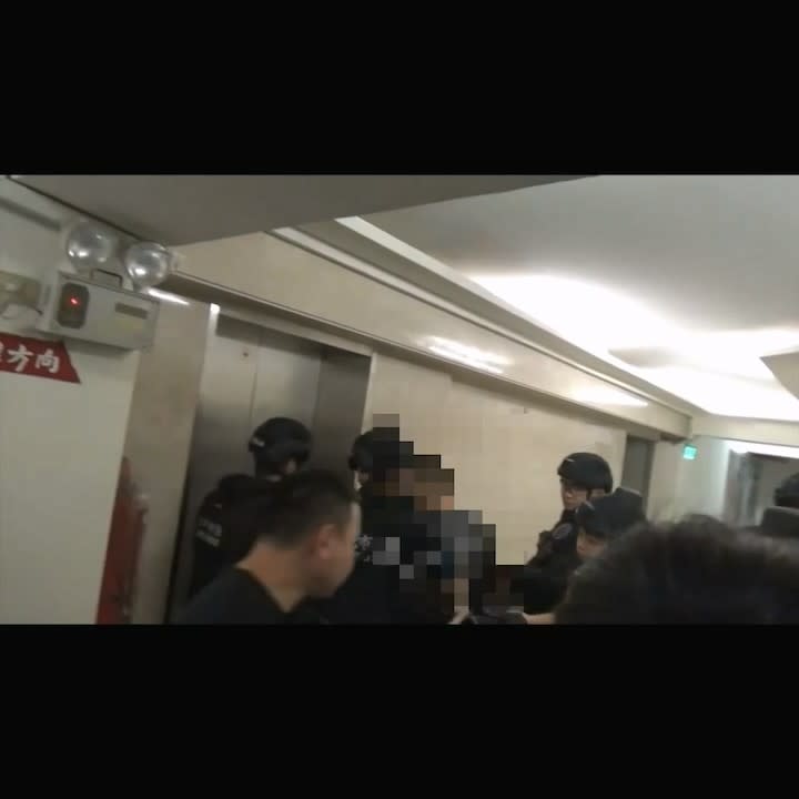 警方荷槍實彈攻堅逮人。讀者提供