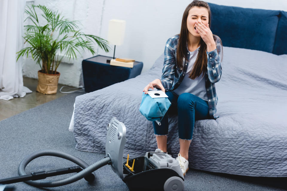 Limpia el colchón con vapor y déjalo secar totalmente en una zona con buena ventilación. También puedes usar un aspirador que tenga la opción para limpiar los colchones. Cambia la ropa de cama una vez por semana, ya que es el lugar ideal para que prosperen los ácaros porque tienen las condiciones perfectas para hacerlo: calor y humedad (de nuestro sudor). (Foto: Getty)