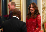 C’est une première pour le prince William. A 37 ans, le futur roi d’Angleterre a donné sa première réception officielle, un dîner d’Etat, en son nom au palais de Buckingham, sans la reine ni le prince Charles, qui officient habituellement à sa place. Lundi soir, le prince William a donc accueilli des chefs d’Etat africain, ainsi que le Premier Ministre Boris Johnson, pour célébrer le sommet Africa-UK. Et pour cette première plongée dans le grand bain, le prince William n’a pas pu compter sur la présence de son frère, le prince Harry, puisqu’il s’est retiré de ses fonctions officielles en tant que membre de la famille royale. C’est donc en compagnie de son épouse, Kate Middleton, qu’il a accueilli le président du Nigeria. Seul le prince Edward, plus jeune oncle de William, représentait la famille royale à ses côtés.Pendant ce temps, à des milliers de kilomètres de là, le prince Harry était photographié à sa sortie de l’avion, à l’aéroport international de Vancouver. Sac à l’épaule, bonnet de rigueur et doudoune noire, il serait presque passé incognito. De son côté, Meghan Markle, de retour au Canada depuis plus de dix jours déjà, a été paparazzée promenant ses deux chiens, avec son bébé, Archie, 8 mois, dans son porte-bébé. Le sourire aux lèvres, la duchesse de Sussex semblait plus sereine que jamais, loin des scandales dans les tabloïds, prête à se lancer dans cette vie privée dont elle rêvait tant. Maintenant que le prince Harry l’a retrouvée au Canada, Meghan Markle peut ouvrir un nouveau chapitre dans sa vie.