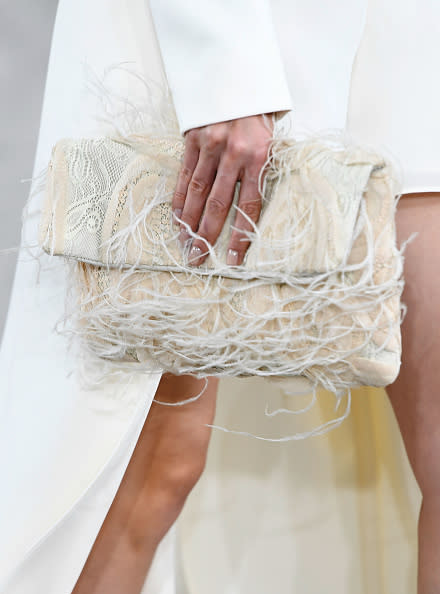 Una hermosa combinación. Es lo que puedes ver si observas a detalle este clutch de Sally LaPointe. Encaje y plumas armonizan con el fondo color arena. ¡Un accesorio que toda amante de la moda y el glamour debe tener! - Foto: Slaven Vlasic/Getty Images