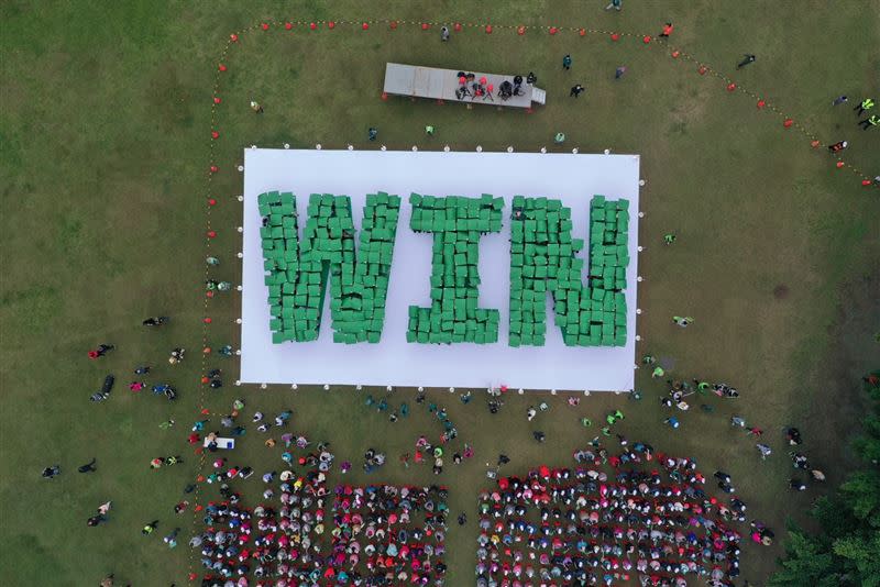 賴清德環島拼圖，與新北鄉親一起拼出「WIN」字（圖／賴清德競總提供）