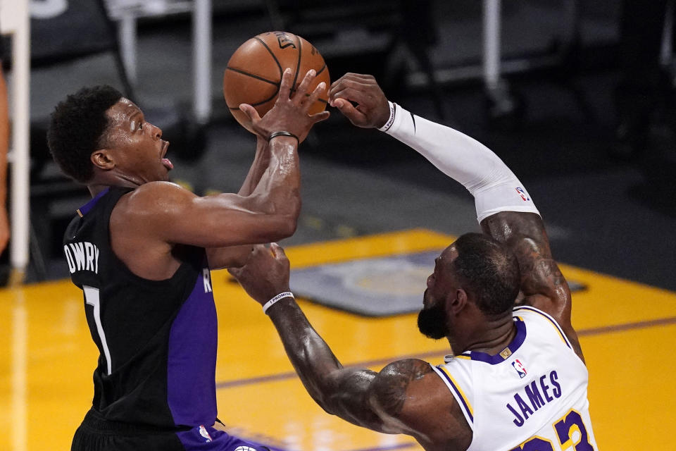 多倫多暴龍後衛Kyle Lowry（持球者）離隊傳言不斷。（AP Photo/Mark J. Terrill）