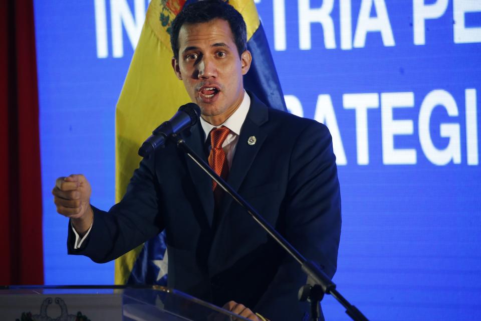 Juan Guaidó, quien se declaró presidente encargado de Venezuela, habla durante un foro económico en Caracas, el viernes 15 de febrero de 2019. El presidente estadounidense Donald Trump expresará el lunes, 18 de febrero del 2019, ante la mayor comunidad venezolana en el país su respaldo a Guaidó, diciendo que el “sendero actual (de Venezuela) hacia la democracia es irreversible”. (AP Foto/Ariana Cubillos)