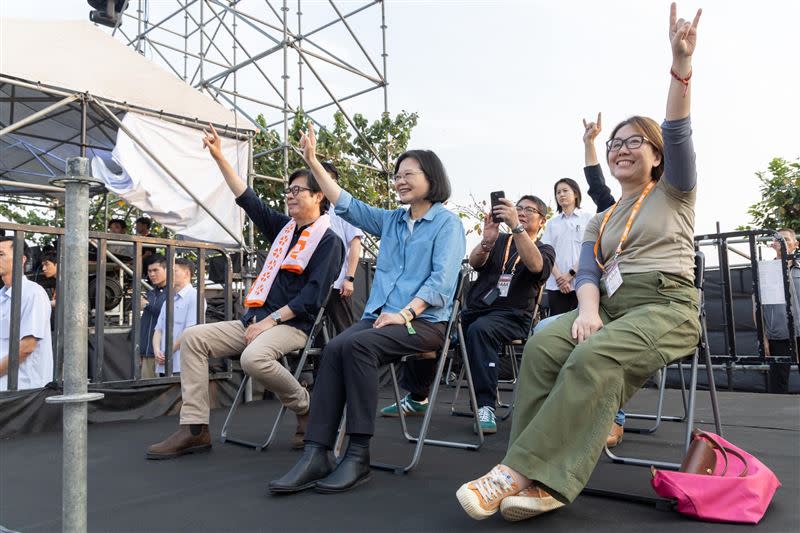 總統蔡英文上個月30日首度參加高雄大港開唱。（圖／翻攝自蔡英文臉書）