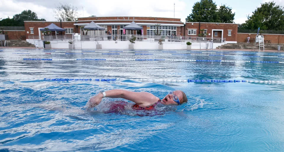 Schwimmer in kaltem Wasser werden dringend gebeten, ihre Schwimmzeit zu verkürzen, um nicht krank zu werden (Getty Images).
