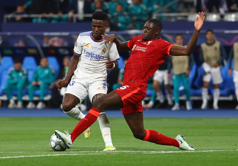 Foto del sábado del delantero del Real Madrid Vinicius Junior en acción ante del futbolista de Liverpool Ibrahima Konate