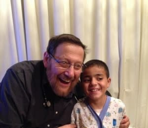 Le petit Mohamed en compagnie du Pr Rein à l’hôpital Hadassah de Jérusalem
