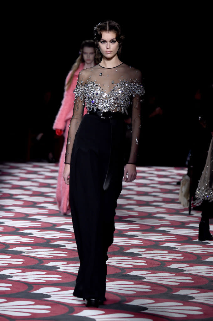 Fidèle à Miuccia Prada, pour laquelle elle a aussi défilé à la Milan Fashion Week il y a 10 jours, Kaia Gerber a accepté avec joie de présenter à Paris sa collection AH 2020 pour sa marque Miu Miu. ©Getty Images
