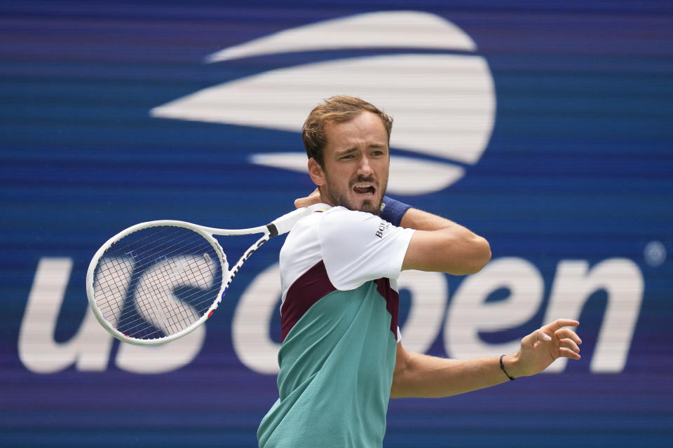 El ruso Daniil Medvedev devuelve ante el húngaro Attila Ballazs durante la primera ronda del US Open, el martes 29 de agosto de 2023, en Nueva York. (AP Foto/Charles Krupa)