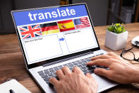 Si te manejas en uno o varios idiomas extranjeros, una opción es trabajar desde casa como traductor de contenidos y documentos. Puedes darte de alta en páginas como <a href="https://es.onehourtranslation.com/translation/translator-join-us" rel="nofollow noopener" target="_blank" data-ylk="slk:One Hour Translation;elm:context_link;itc:0;sec:content-canvas" class="link ">One Hour Translation</a> o <a href="https://gengo.com/es/translators/" rel="nofollow noopener" target="_blank" data-ylk="slk:Gengo;elm:context_link;itc:0;sec:content-canvas" class="link ">Gengo</a>, que te harán una prueba inicial antes de ponerte en contacto con distintos clientes. (Foto: Getty Images).