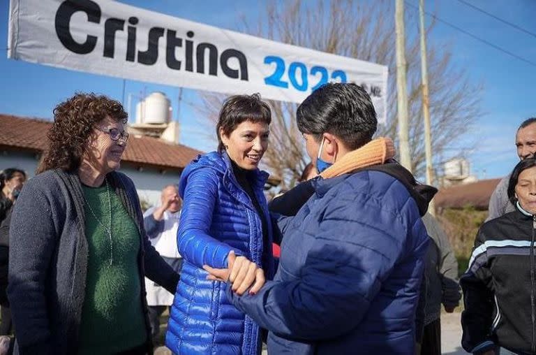 La intendenta de Quilmes, Mayra Mendoza, hoy en un barrio donde apareció un cartel de "Cristina 2023"